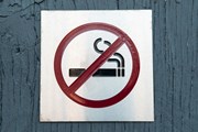 В Чехии полностью запретили курение в ресторанах и барах