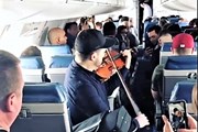 Музыканту пришлось дать концерт в самолете, чтобы найти место для скрипки